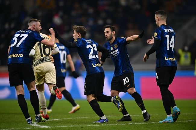 足球中超队长带伤上阵，拼劲获赞