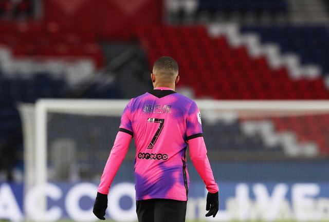 尤文vs佛罗伦萨首发：法乔利战旧主，DV9、麦肯尼先发（尤文战佛罗伦萨首发公布：法乔利对阵旧主，弗拉霍维奇与麦肯尼首发）