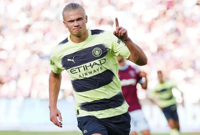 你是哪边的？本菲卡门将特鲁宾扑点后被队友阿劳若补射进球