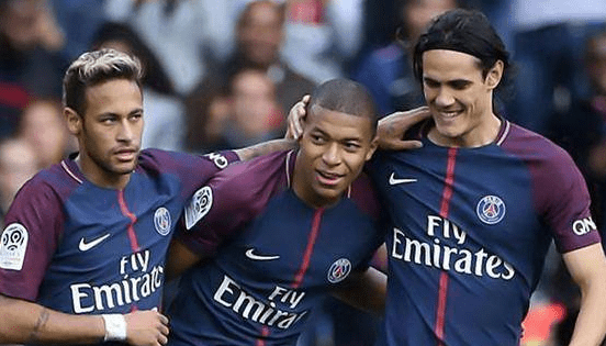 阿姆斯特丹市长：已对阿贾克斯球场燃放烟花一事展开调查